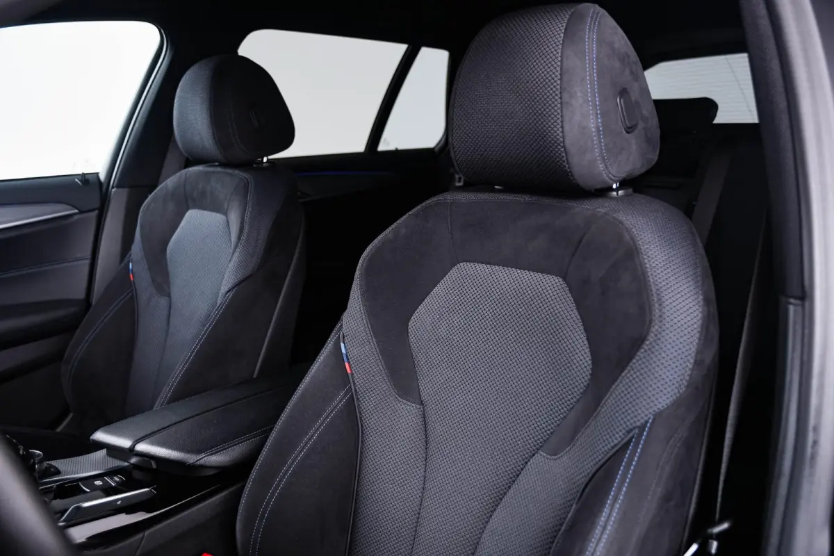 530i xDrive High Executive M Sport - Trekhaak - Ambiance verlichting - Driving/Parking Assistant - Sportstoelen - Elektrisch verwarmde voorstoelen - Navigatiesysteem Professional - Harman ka