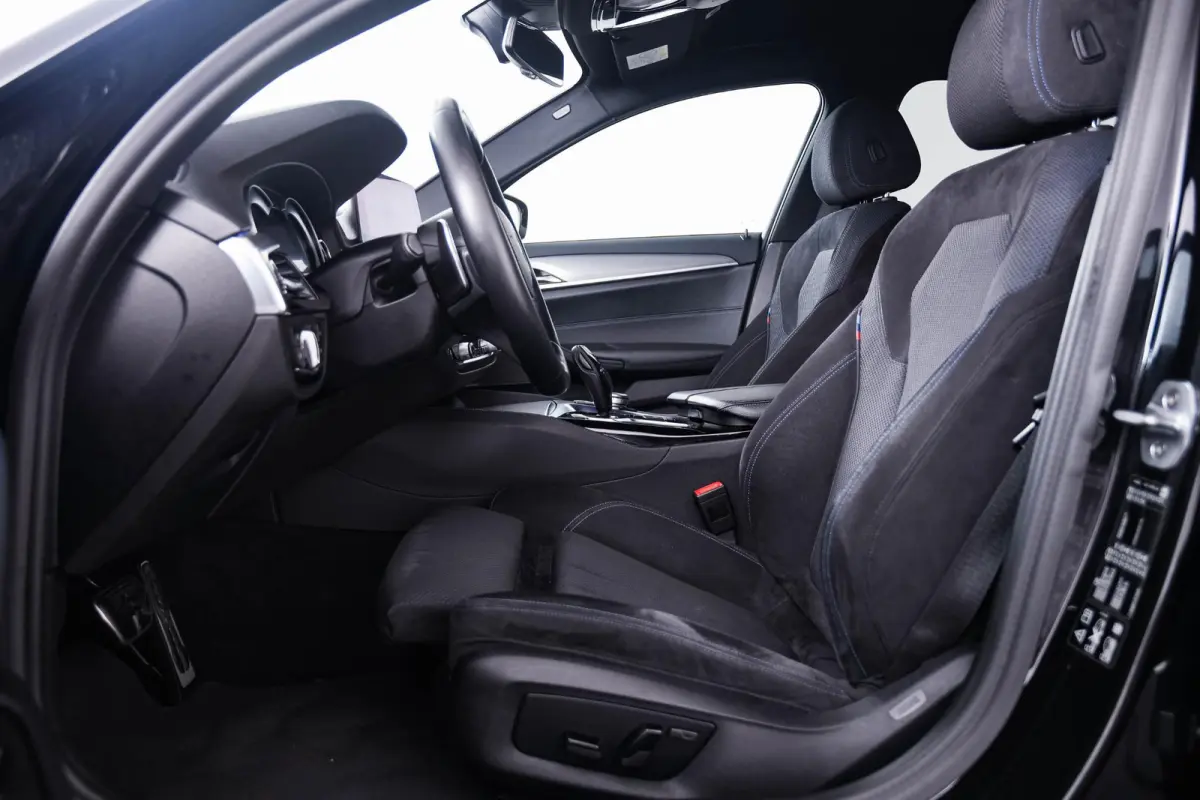530i xDrive High Executive M Sport - Trekhaak - Ambiance verlichting - Driving/Parking Assistant - Sportstoelen - Elektrisch verwarmde voorstoelen - Navigatiesysteem Professional - Harman ka