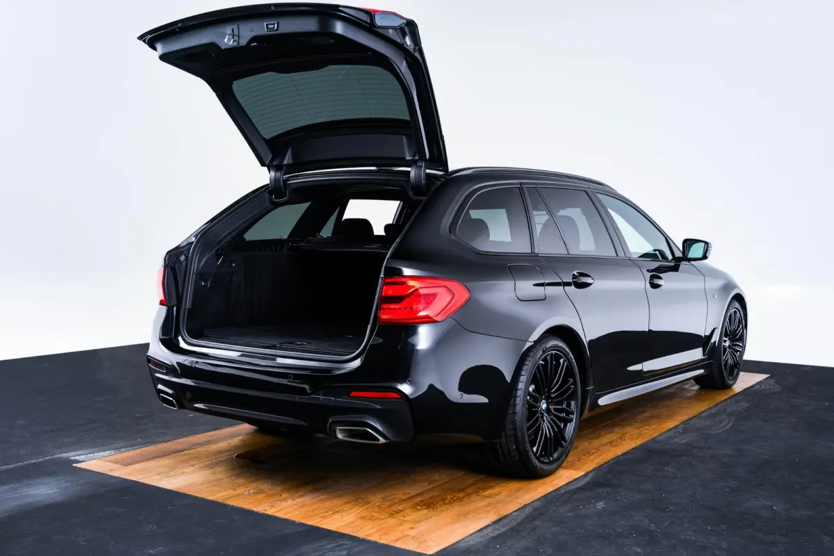 530i xDrive High Executive M Sport - Trekhaak - Ambiance verlichting - Driving/Parking Assistant - Sportstoelen - Elektrisch verwarmde voorstoelen - Navigatiesysteem Professional - Harman ka