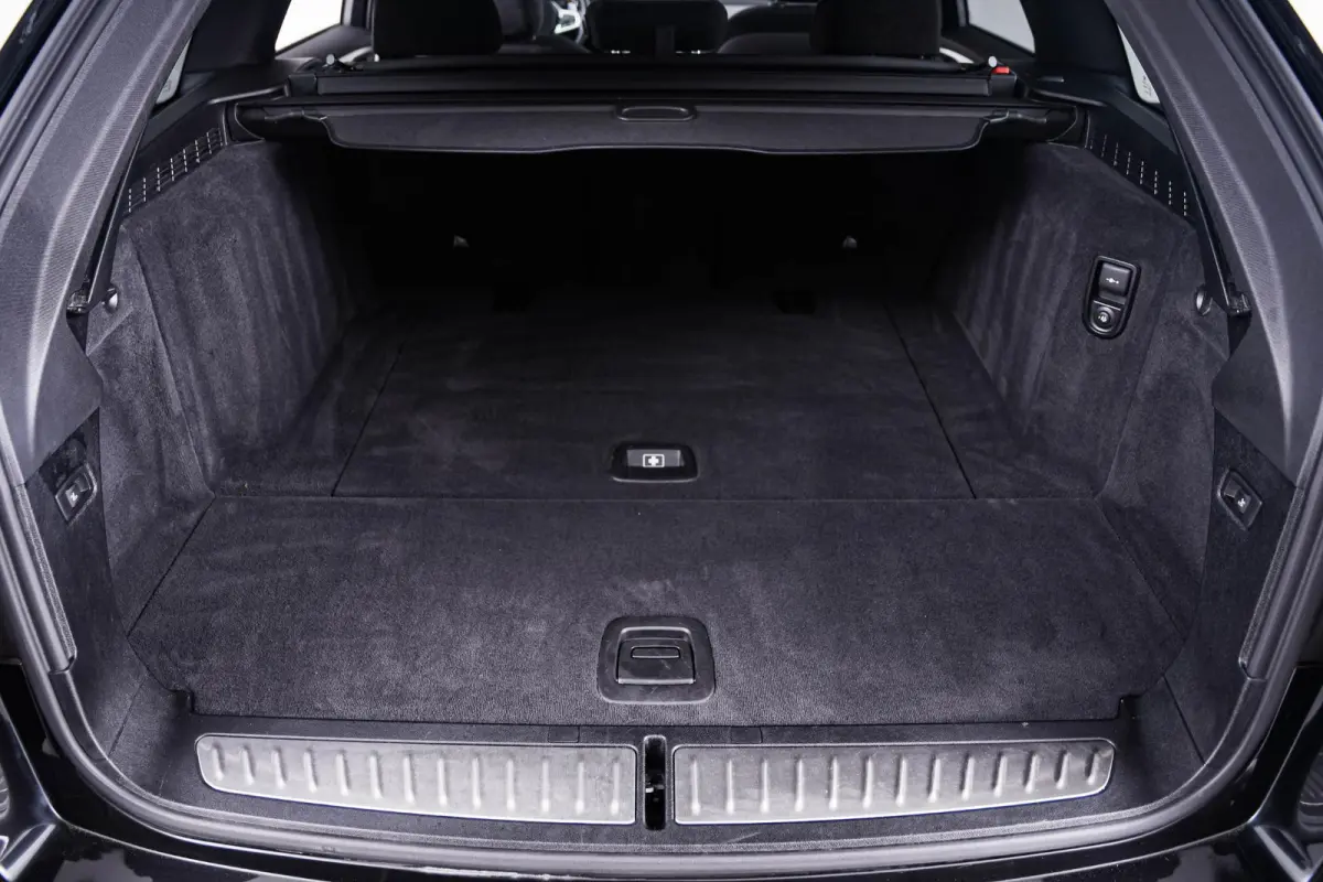 530i xDrive High Executive M Sport - Trekhaak - Ambiance verlichting - Driving/Parking Assistant - Sportstoelen - Elektrisch verwarmde voorstoelen - Navigatiesysteem Professional - Harman ka