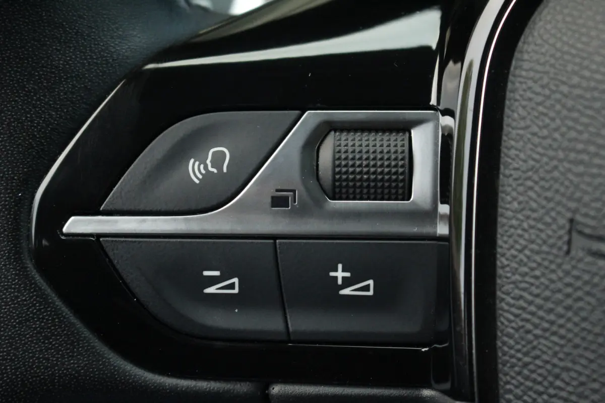 1.2 Allure Climate | Carplay | LED | 16" Lichtmetaal | Digitaal Dasbhoard | Parkeersensoren Achter | DAB | Achterbank in delen neerklapbaar | Airco (automatisch) | Alarm klasse 1(startblokke