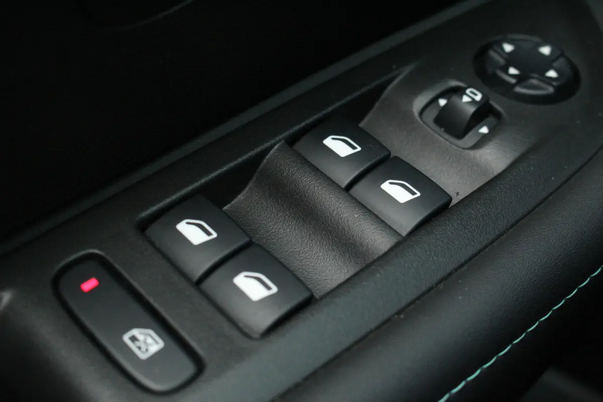 1.2 Allure Climate | Carplay | LED | 16" Lichtmetaal | Digitaal Dasbhoard | Parkeersensoren Achter | DAB | Achterbank in delen neerklapbaar | Airco (automatisch) | Alarm klasse 1(startblokke