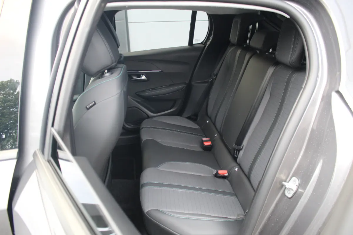 1.2 Allure Climate | Carplay | LED | 16" Lichtmetaal | Digitaal Dasbhoard | Parkeersensoren Achter | DAB | Achterbank in delen neerklapbaar | Airco (automatisch) | Alarm klasse 1(startblokke