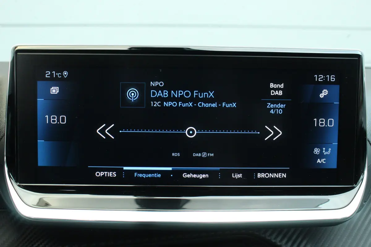 1.2 Allure Climate | Carplay | LED | 16" Lichtmetaal | Digitaal Dasbhoard | Parkeersensoren Achter | DAB | Achterbank in delen neerklapbaar | Airco (automatisch) | Alarm klasse 1(startblokke