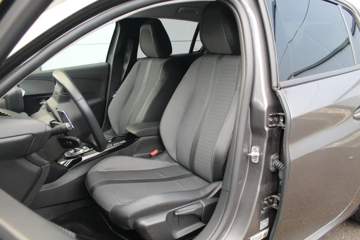 1.2 Allure Climate | Carplay | LED | 16" Lichtmetaal | Digitaal Dasbhoard | Parkeersensoren Achter | DAB | Achterbank in delen neerklapbaar | Airco (automatisch) | Alarm klasse 1(startblokke