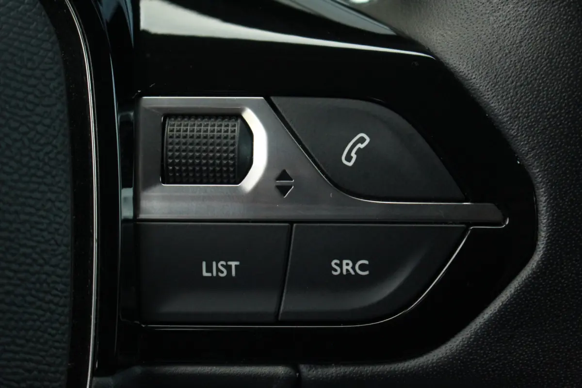 1.2 Allure Climate | Carplay | LED | 16" Lichtmetaal | Digitaal Dasbhoard | Parkeersensoren Achter | DAB | Achterbank in delen neerklapbaar | Airco (automatisch) | Alarm klasse 1(startblokke