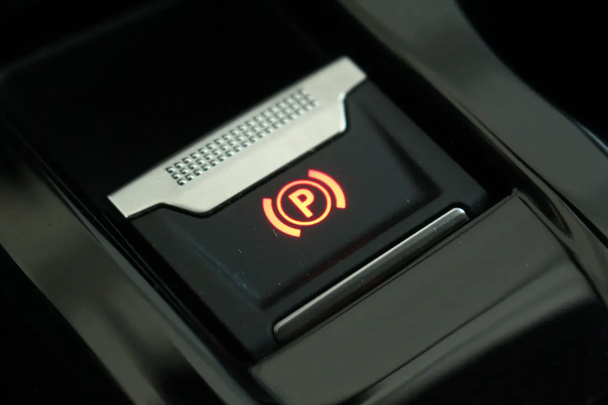 1.2 Allure Climate | Carplay | LED | 16" Lichtmetaal | Digitaal Dasbhoard | Parkeersensoren Achter | DAB | Achterbank in delen neerklapbaar | Airco (automatisch) | Alarm klasse 1(startblokke