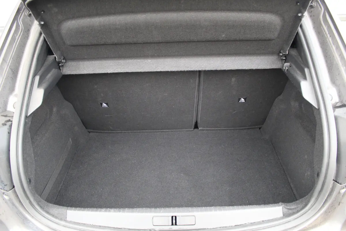 1.2 Allure Climate | Carplay | LED | 16" Lichtmetaal | Digitaal Dasbhoard | Parkeersensoren Achter | DAB | Achterbank in delen neerklapbaar | Airco (automatisch) | Alarm klasse 1(startblokke