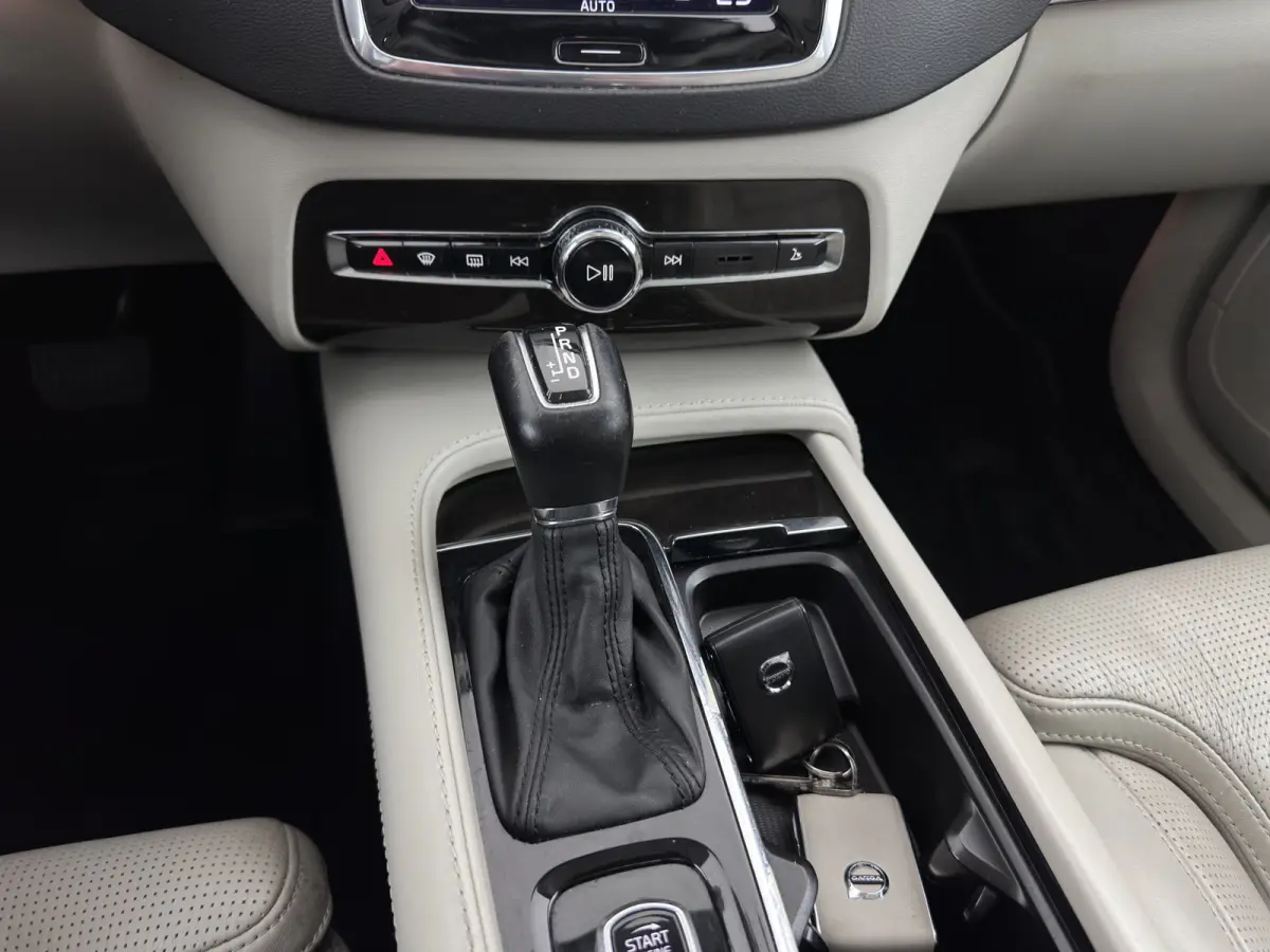2.0 D5 AWD Inscription Aut. *PANO | LEATHER | FULL-LED | MEMORY-PACK | BLINDSPOT | KEYLESS | DIGI-COCKPIT | CAMERA | NAVI-FULLMAP | HEATED-CONTOURSEATS | TOWBAR |  HEAD-UP |  21''ALU*