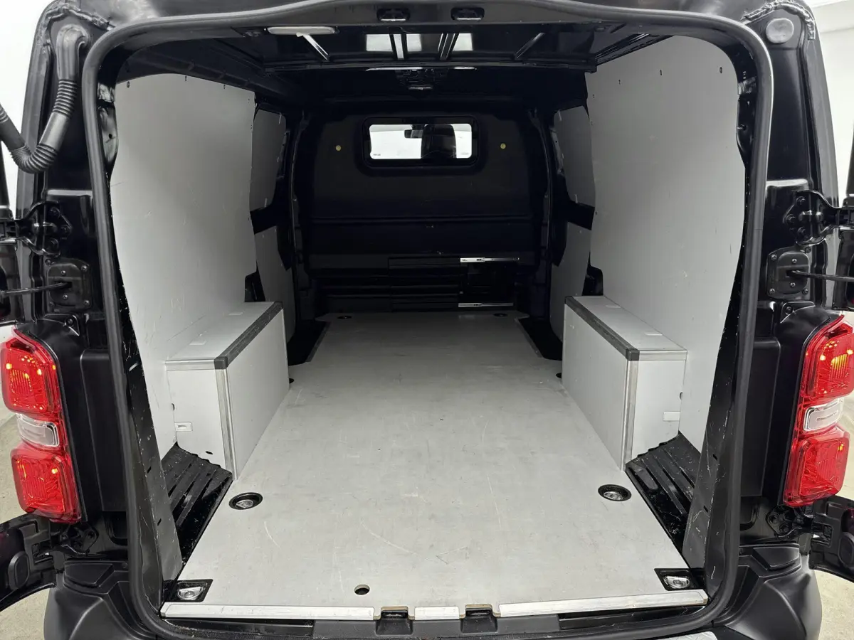 EV L3 75 kWh | Accu 98% | Dubbel Schuifdeuren | Trekhaak| Navigatie |  3-Zit Plaatsen | Binnen Afwerking | Camera