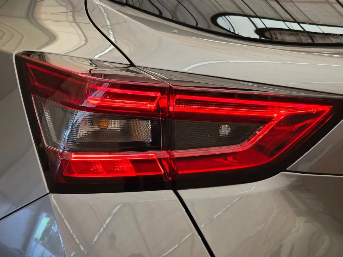 1.0 DIG-T Premiere Edition Stoelverwarming | Camera | Navigatie | 19" Lichtmetaal | Climate Control | Parkeersensoren Rondom | Keyless | Achteruitrijcamera | Afwijkende dakkleur | Airco (aut