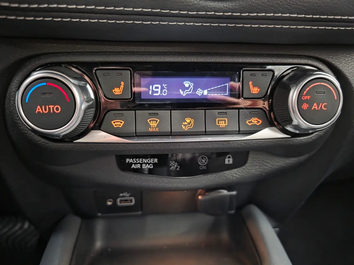 1.0 DIG-T Premiere Edition Stoelverwarming | Camera | Navigatie | 19" Lichtmetaal | Climate Control | Parkeersensoren Rondom | Keyless | Achteruitrijcamera | Afwijkende dakkleur | Airco (aut