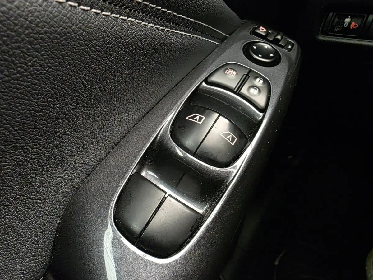 1.0 DIG-T Premiere Edition Stoelverwarming | Camera | Navigatie | 19" Lichtmetaal | Climate Control | Parkeersensoren Rondom | Keyless | Achteruitrijcamera | Afwijkende dakkleur | Airco (aut