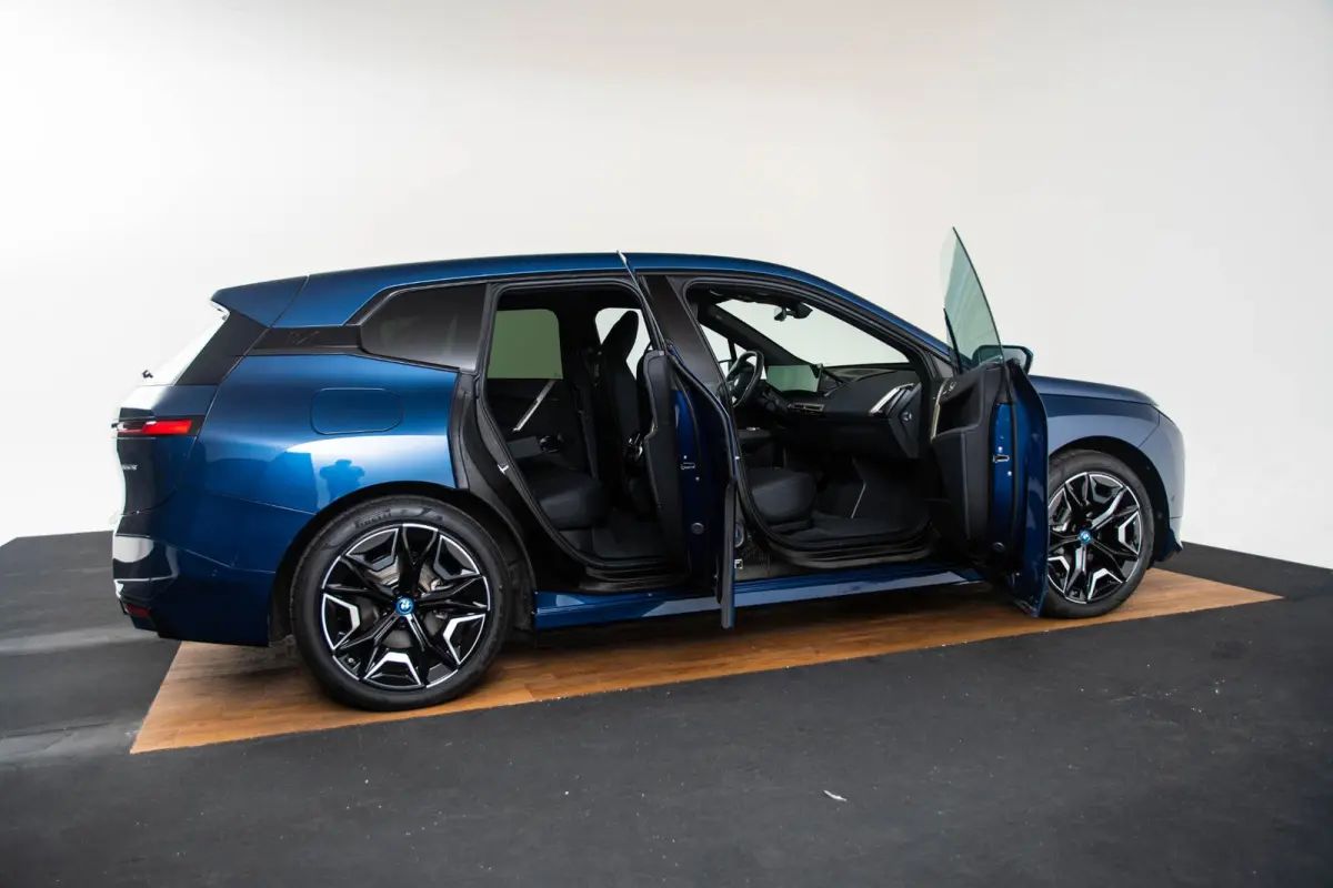 xDrive40 Excellence 77 kWh Trekhaak - Panoramadak - Driving Assistant Professional - Harman Kardon - Getinte Ruiten - Clear&Bold' kristalelementen - Warmte Comfortpakket voor en achter -