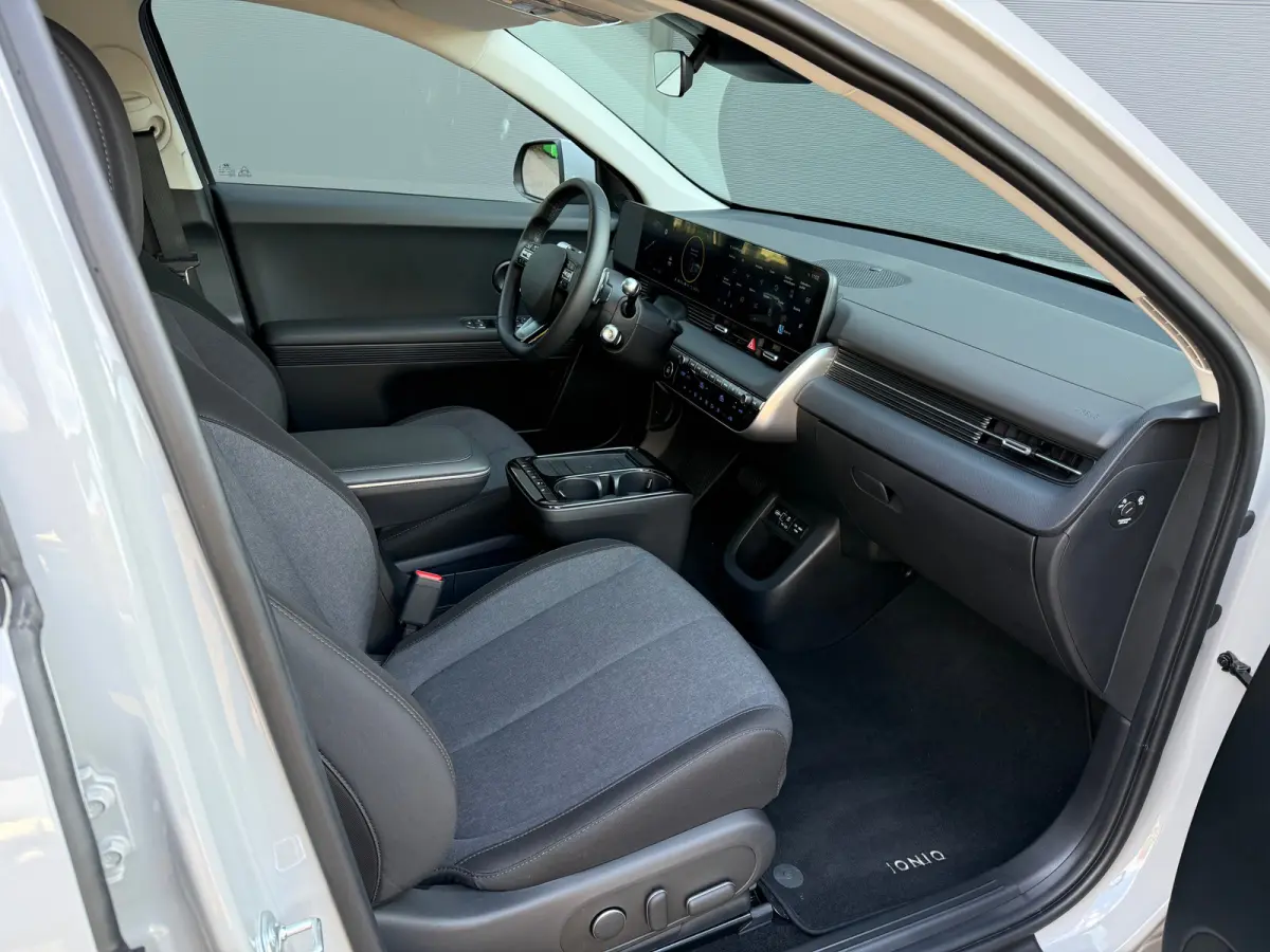 Standard Range Pure Edition 63 kWh / Warmtepomp / 63 kWh accupakket / Volledig elektrisch / Automaat / Adaptieve cruise control / Achteruitrijcamera / Parkeersensoren / Navigatiesysteem / Ap