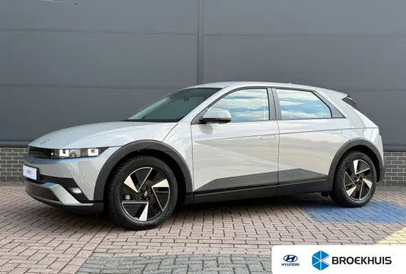 Standard Range Pure Edition 63 kWh / Warmtepomp / 63 kWh accupakket / Volledig elektrisch / Automaat / Adaptieve cruise control / Achteruitrijcamera / Parkeersensoren / Navigatiesysteem / Ap