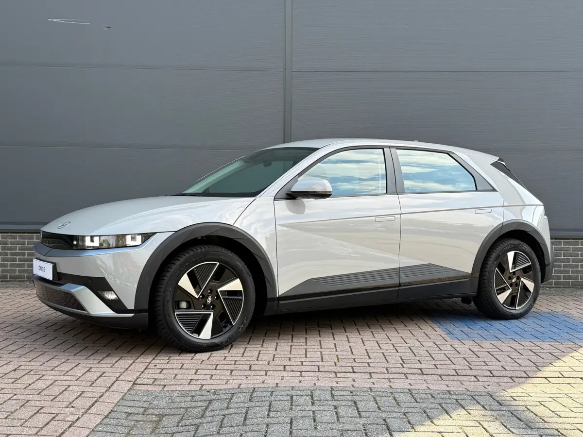 Standard Range Pure Edition 63 kWh / Warmtepomp / 63 kWh accupakket / Volledig elektrisch / Automaat / Adaptieve cruise control / Achteruitrijcamera / Parkeersensoren / Navigatiesysteem / Ap