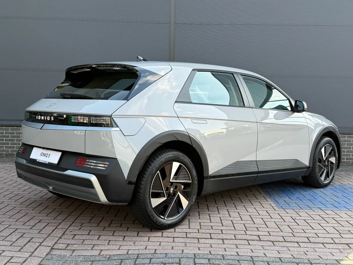 Standard Range Pure Edition 63 kWh / Warmtepomp / 63 kWh accupakket / Volledig elektrisch / Automaat / Adaptieve cruise control / Achteruitrijcamera / Parkeersensoren / Navigatiesysteem / Ap