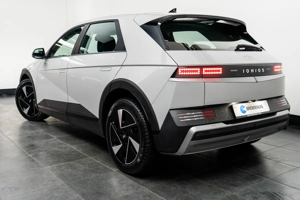 Standard Range Pure Edition 63 kWh / Warmtepomp / 63 kWh accupakket / Volledig elektrisch / Automaat / Adaptieve cruise control / Achteruitrijcamera / Parkeersensoren / Navigatiesysteem / Ap