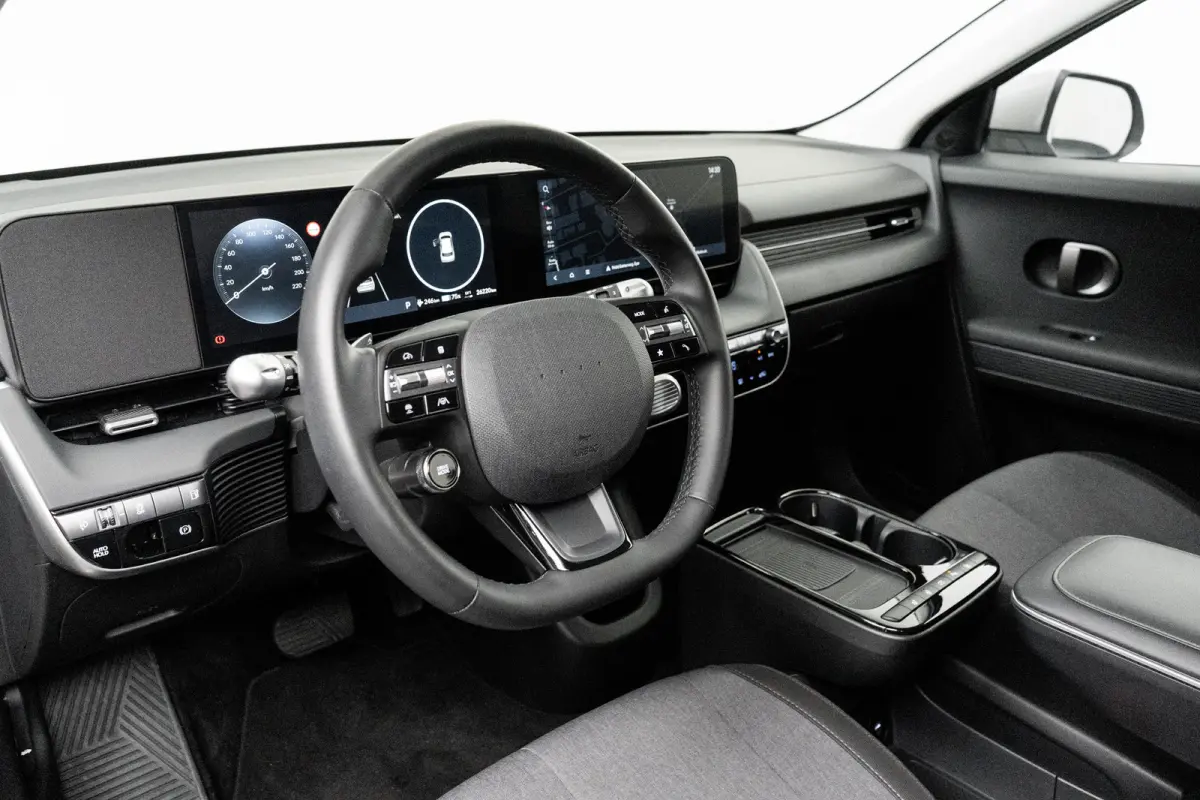 Standard Range Pure Edition 63 kWh / Warmtepomp / 63 kWh accupakket / Volledig elektrisch / Automaat / Adaptieve cruise control / Achteruitrijcamera / Parkeersensoren / Navigatiesysteem / Ap
