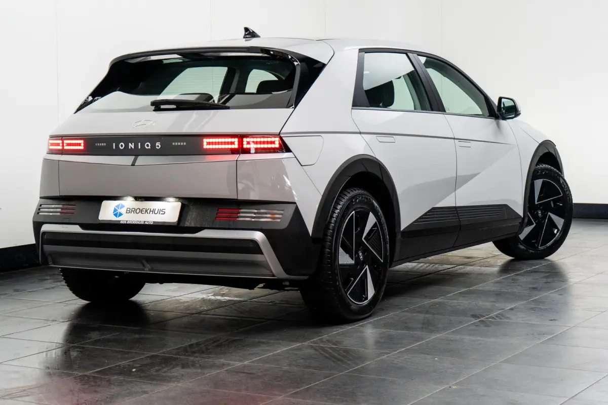 Standard Range Pure Edition 63 kWh / Warmtepomp / 63 kWh accupakket / Volledig elektrisch / Automaat / Adaptieve cruise control / Achteruitrijcamera / Parkeersensoren / Navigatiesysteem / Ap