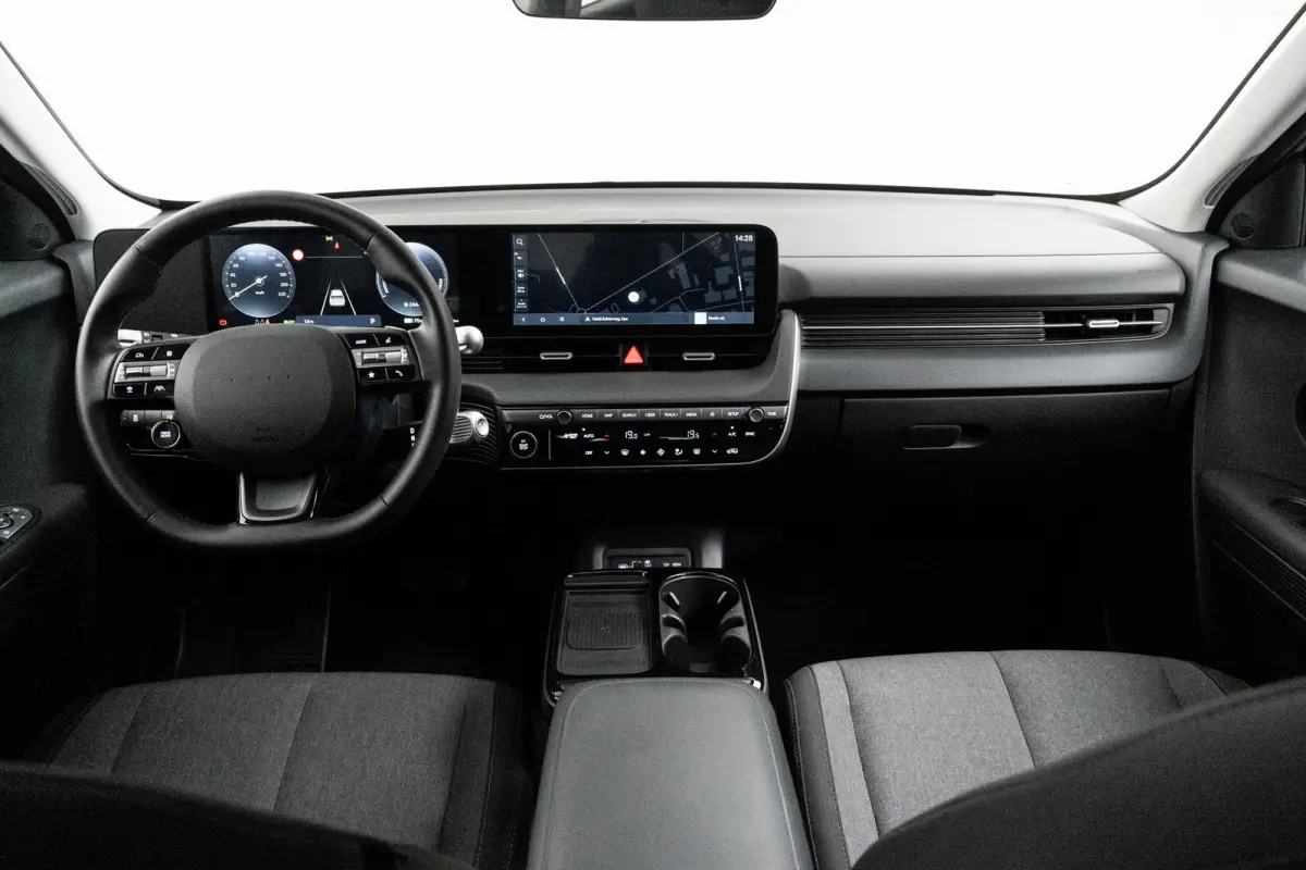 Standard Range Pure Edition 63 kWh / Warmtepomp / 63 kWh accupakket / Volledig elektrisch / Automaat / Adaptieve cruise control / Achteruitrijcamera / Parkeersensoren / Navigatiesysteem / Ap