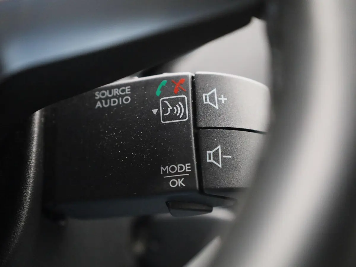 1.2 TCe 4x2 Blackshadow | Lederen Bekleding | Cruise Control | Achteruitrijcamera | Navigatie | Lichtmetalen Velgen |