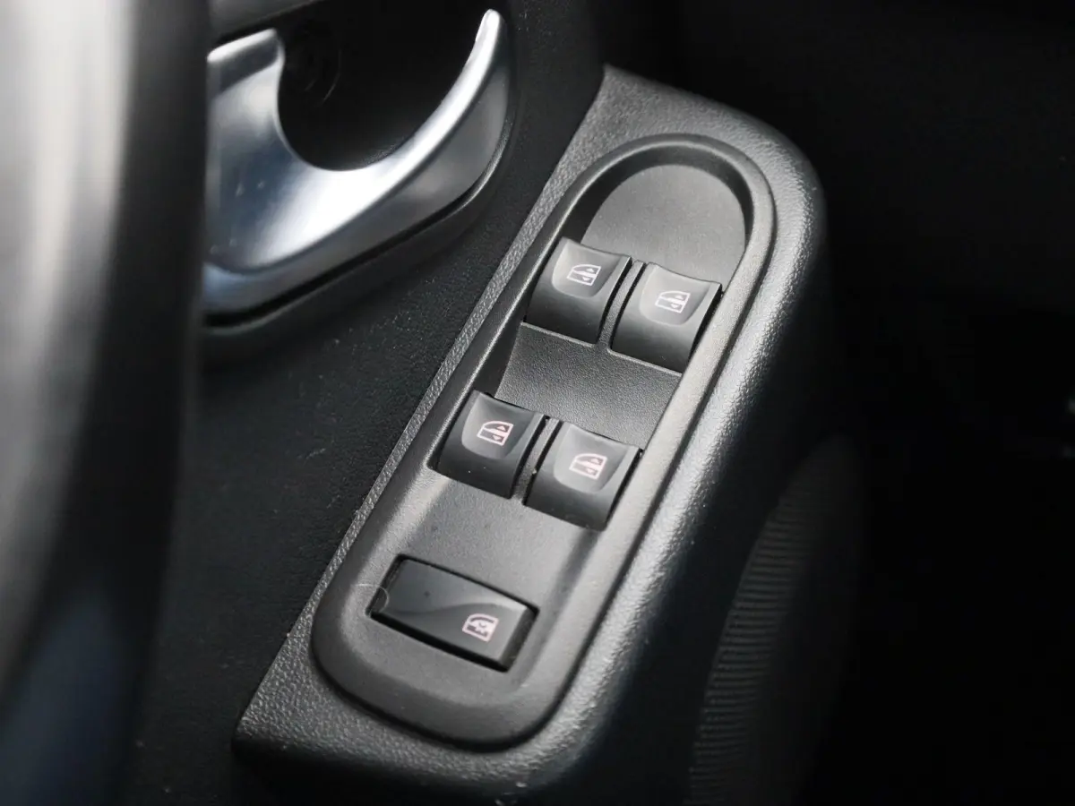 1.2 TCe 4x2 Blackshadow | Lederen Bekleding | Cruise Control | Achteruitrijcamera | Navigatie | Lichtmetalen Velgen |