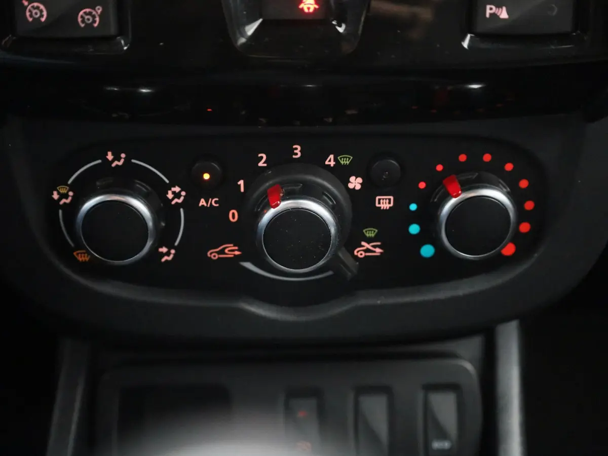 1.2 TCe 4x2 Blackshadow | Lederen Bekleding | Cruise Control | Achteruitrijcamera | Navigatie | Lichtmetalen Velgen |