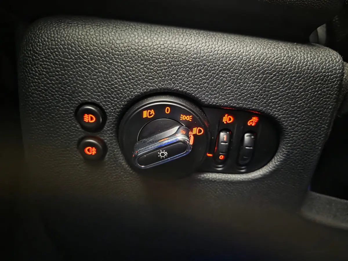 1.2 One Salt Business Automaat!! | Navigatie | Stoelverwarming | 15" Lichtmetaal | Parkeersensoren Achter | Climate Control | Airco | Centrale deurvergrendeling met afstandsbediening | Clima