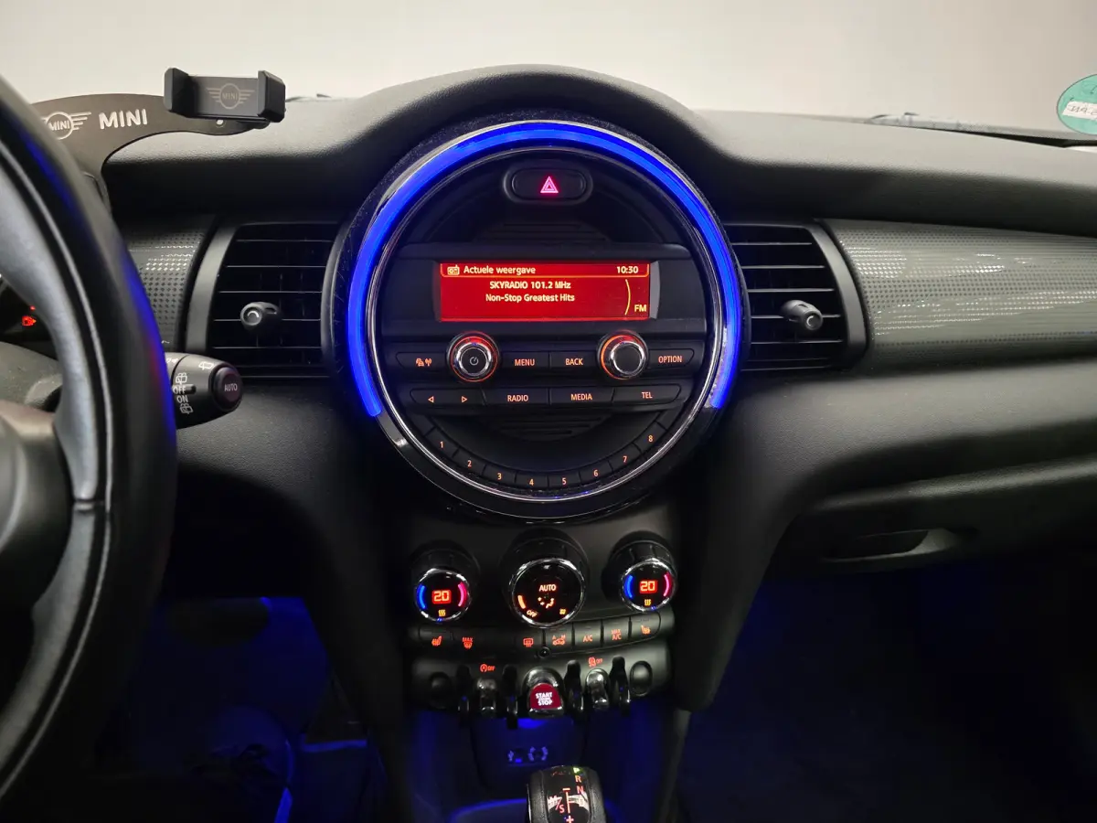 1.2 One Salt Business Automaat!! | Navigatie | Stoelverwarming | 15" Lichtmetaal | Parkeersensoren Achter | Climate Control | Airco | Centrale deurvergrendeling met afstandsbediening | Clima