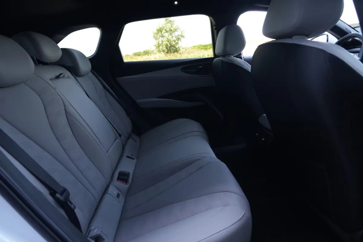 1.5 DM-i PHEV Comfort Lite | 212PK | Pano | HUD | 360° Camera | 18" | Keyless | Stoelventilatie | BYD SEAL 6 Touring 1.5 DM-i PHEV Comfort Lite 212 PK Plug-in Hybrid met 1.5 viercilinder, p