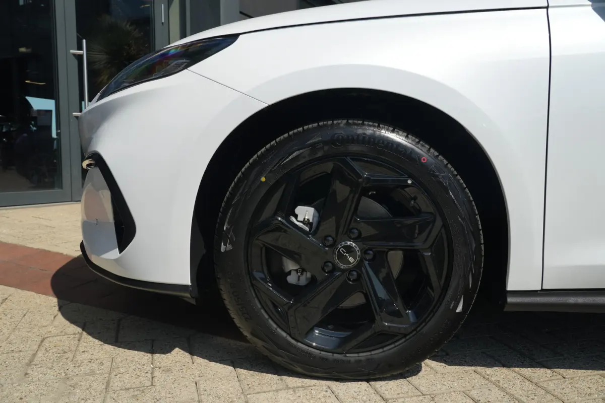 1.5 DM-i PHEV Comfort Lite | 212PK | Pano | HUD | 360° Camera | 18" | Keyless | Stoelventilatie | BYD SEAL 6 Touring 1.5 DM-i PHEV Comfort Lite 212 PK Plug-in Hybrid met 1.5 viercilinder, p