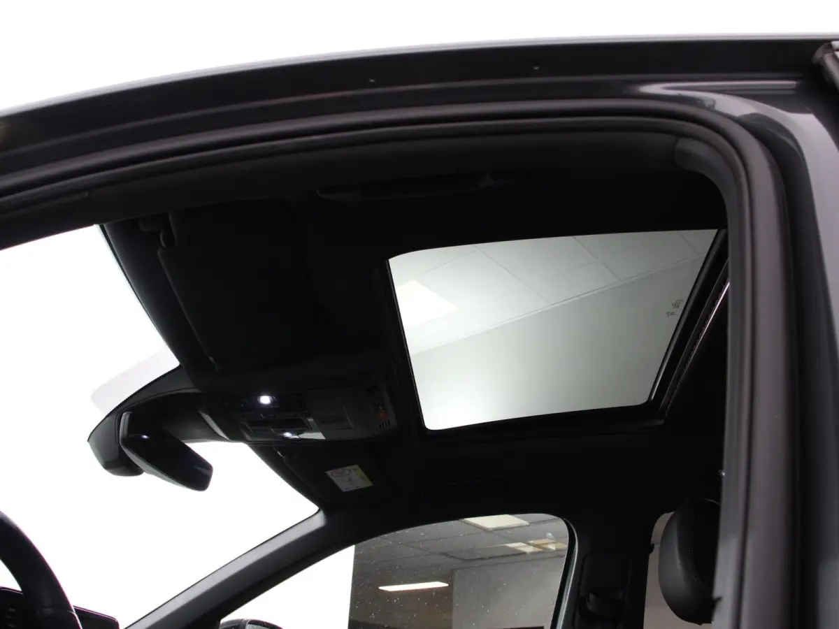 1.5 TSI DSG R-Line + Design pakket Black Automaat Climate control Stoelverwarming Stuurverwarming Parkeersensoren LED Adaptieve cruise control Camera Panorama dak Navigatie Apple Carplay/And