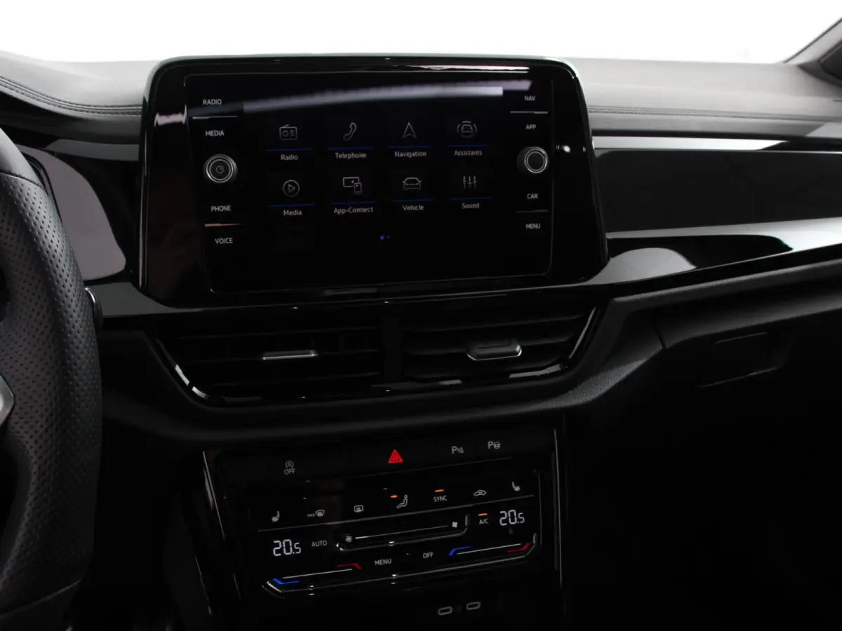 1.5 TSI DSG R-Line + Design pakket Black Automaat Climate control Stoelverwarming Stuurverwarming Parkeersensoren LED Adaptieve cruise control Camera Panorama dak Navigatie Apple Carplay/And