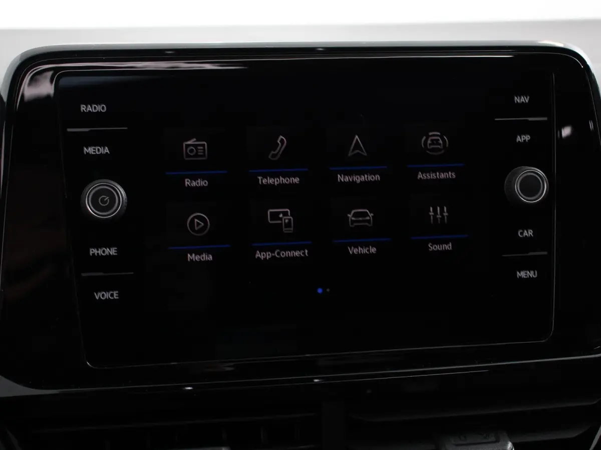 1.5 TSI DSG R-Line + Design pakket Black Automaat Climate control Stoelverwarming Stuurverwarming Parkeersensoren LED Adaptieve cruise control Camera Panorama dak Navigatie Apple Carplay/And
