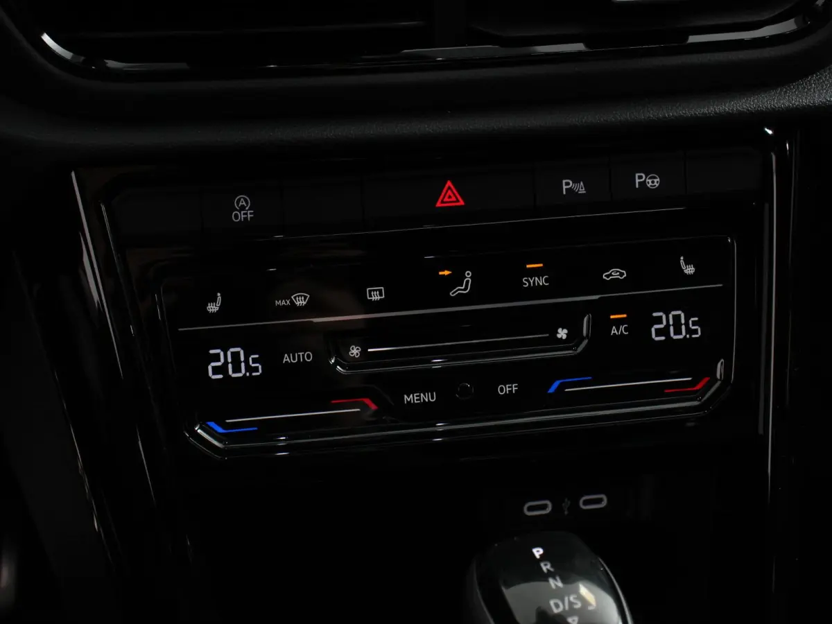 1.5 TSI DSG R-Line + Design pakket Black Automaat Climate control Stoelverwarming Stuurverwarming Parkeersensoren LED Adaptieve cruise control Camera Panorama dak Navigatie Apple Carplay/And