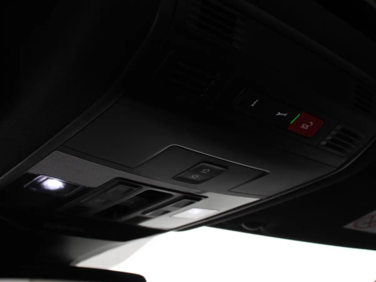 1.5 TSI DSG R-Line + Design pakket Black Automaat Climate control Stoelverwarming Stuurverwarming Parkeersensoren LED Adaptieve cruise control Camera Panorama dak Navigatie Apple Carplay/And