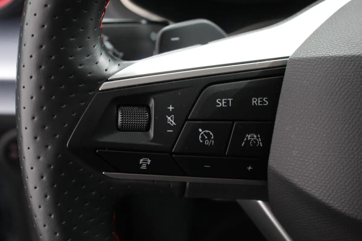 1.0 TSI 110 pk DSG FR Navigatie Apple Carplay/Android Auto Adaptieve Cruise Control Parkeersensoren Camera Virtual Cockpit Stoelverwarming Full LED Privacy Glass