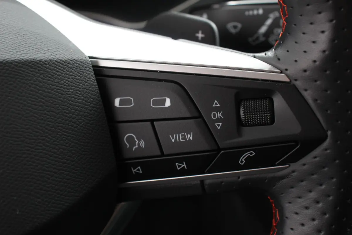 1.0 TSI 110 pk DSG FR Navigatie Apple Carplay/Android Auto Adaptieve Cruise Control Parkeersensoren Camera Virtual Cockpit Stoelverwarming Full LED Privacy Glass