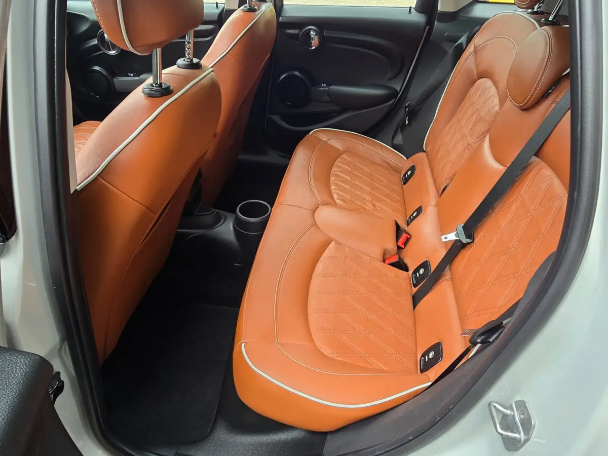 1.5 Cooper Business Edition / AUT / Cruise Control / Cognac Leder / Navi / Open Panoramadak / Led / Allu Velgen