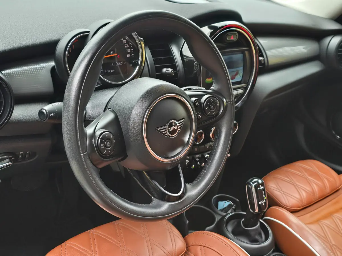 1.5 Cooper Business Edition / AUT / Cruise Control / Cognac Leder / Navi / Open Panoramadak / Led / Allu Velgen