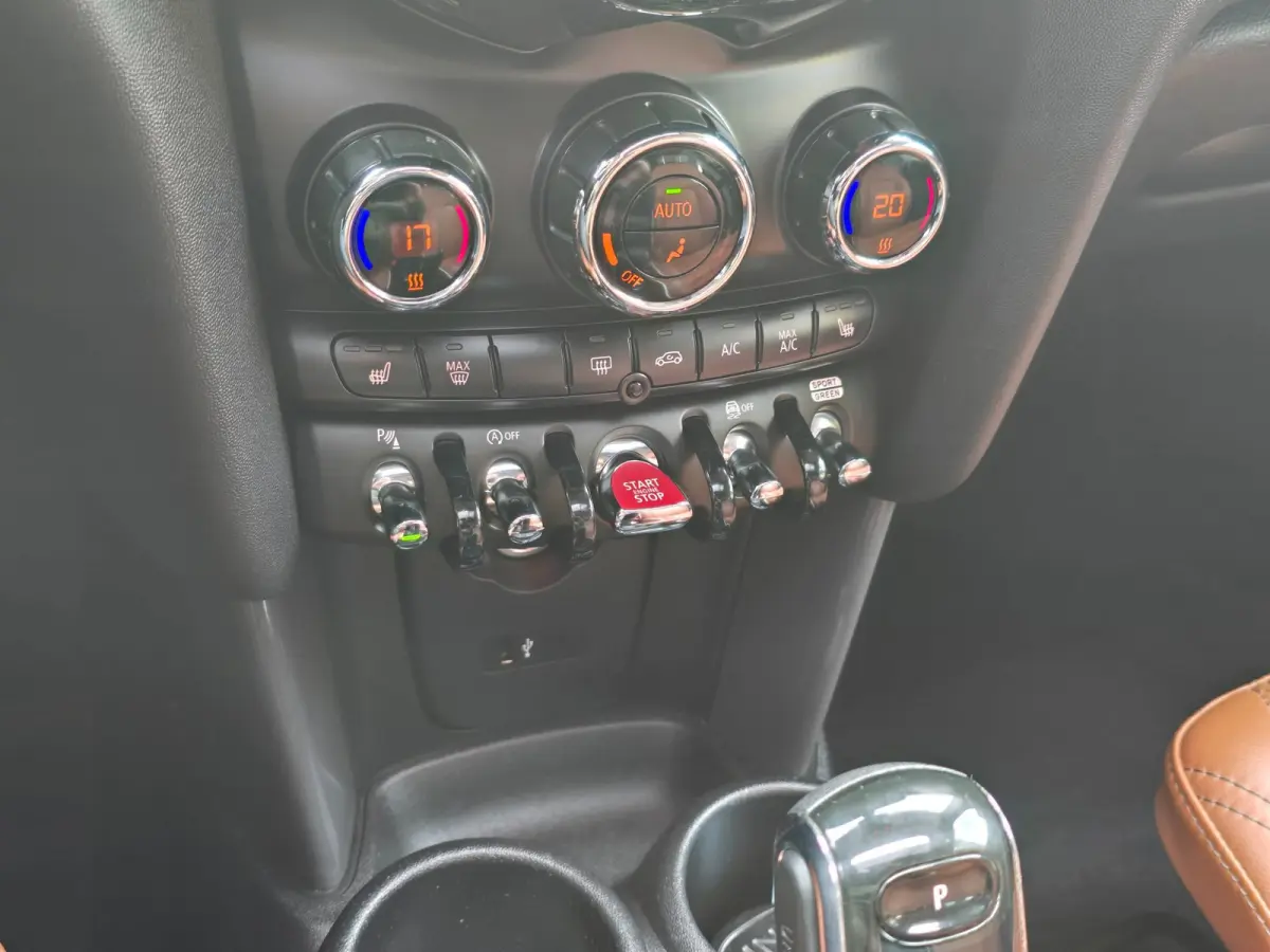 1.5 Cooper Business Edition / AUT / Cruise Control / Cognac Leder / Navi / Open Panoramadak / Led / Allu Velgen