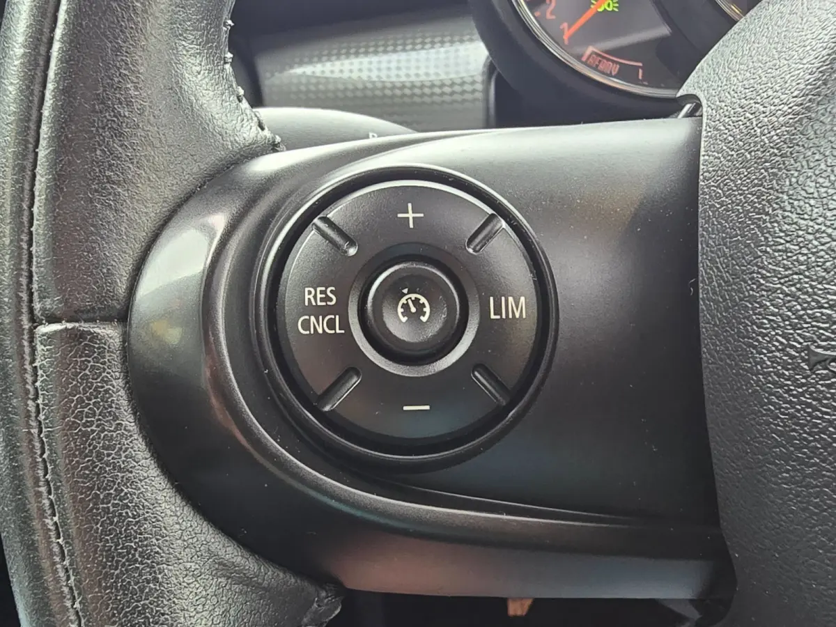 1.5 Cooper Business Edition / AUT / Cruise Control / Cognac Leder / Navi / Open Panoramadak / Led / Allu Velgen