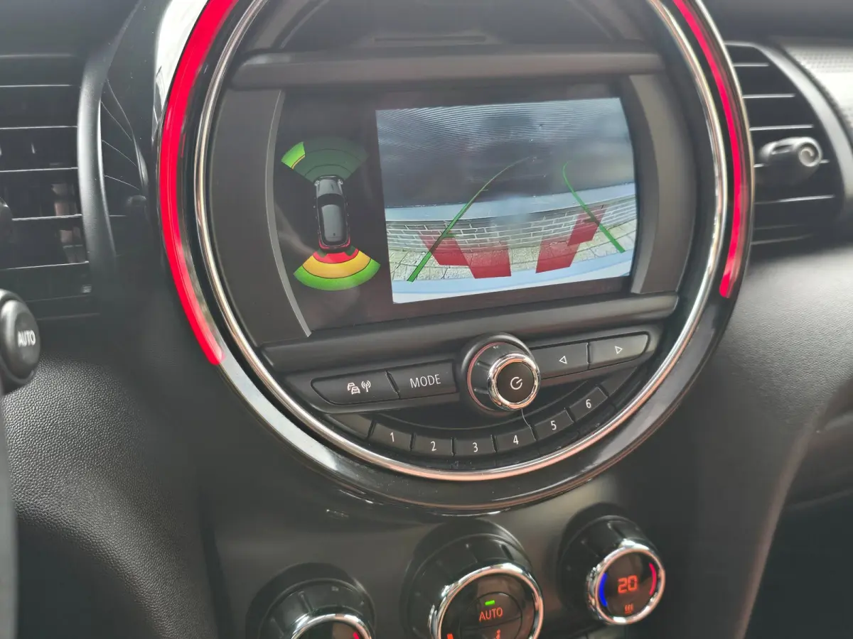 1.5 Cooper Business Edition / AUT / Cruise Control / Cognac Leder / Navi / Open Panoramadak / Led / Allu Velgen
