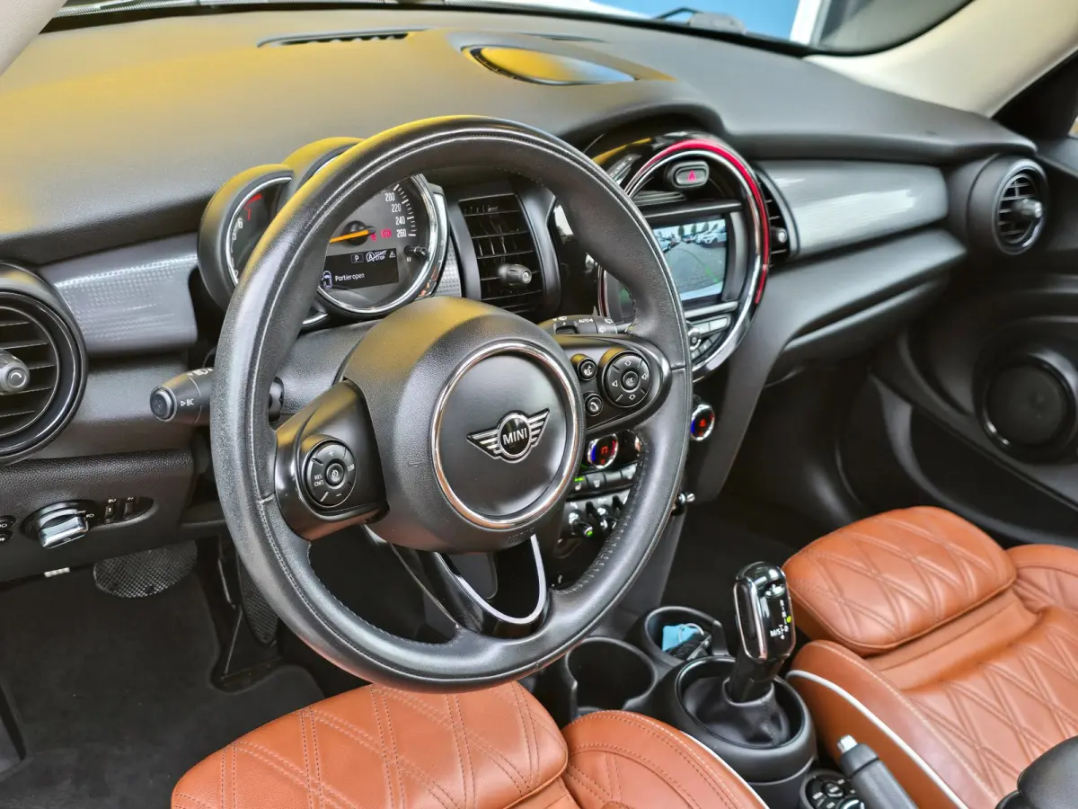 1.5 Cooper Business Edition / AUT / Cruise Control / Cognac Leder / Navi / Open Panoramadak / Led / Allu Velgen