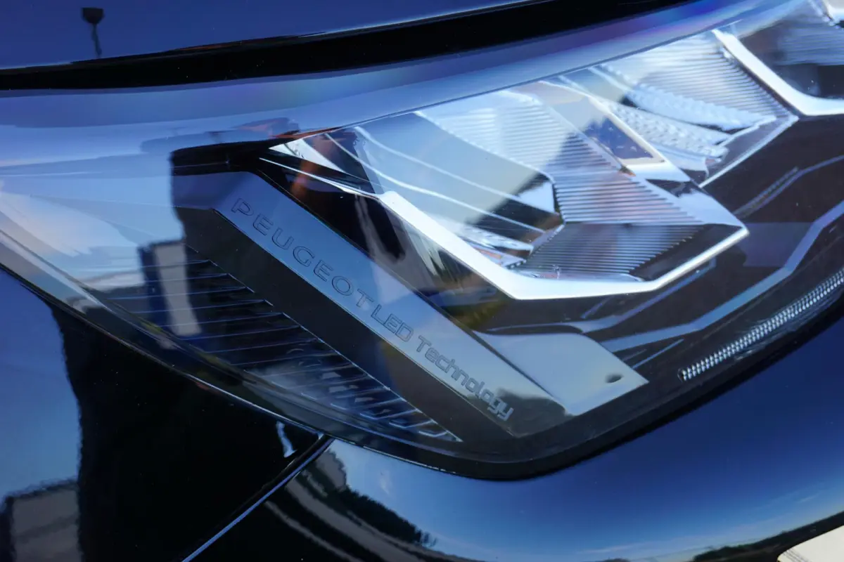 1.2 PureTech Allure Pack in Topstaat |Trekhaak |Camera |Cruise |Carplay |Android auto |LED verlichting |Stoelverwarming |Automaat |Distr. riem is vervangen