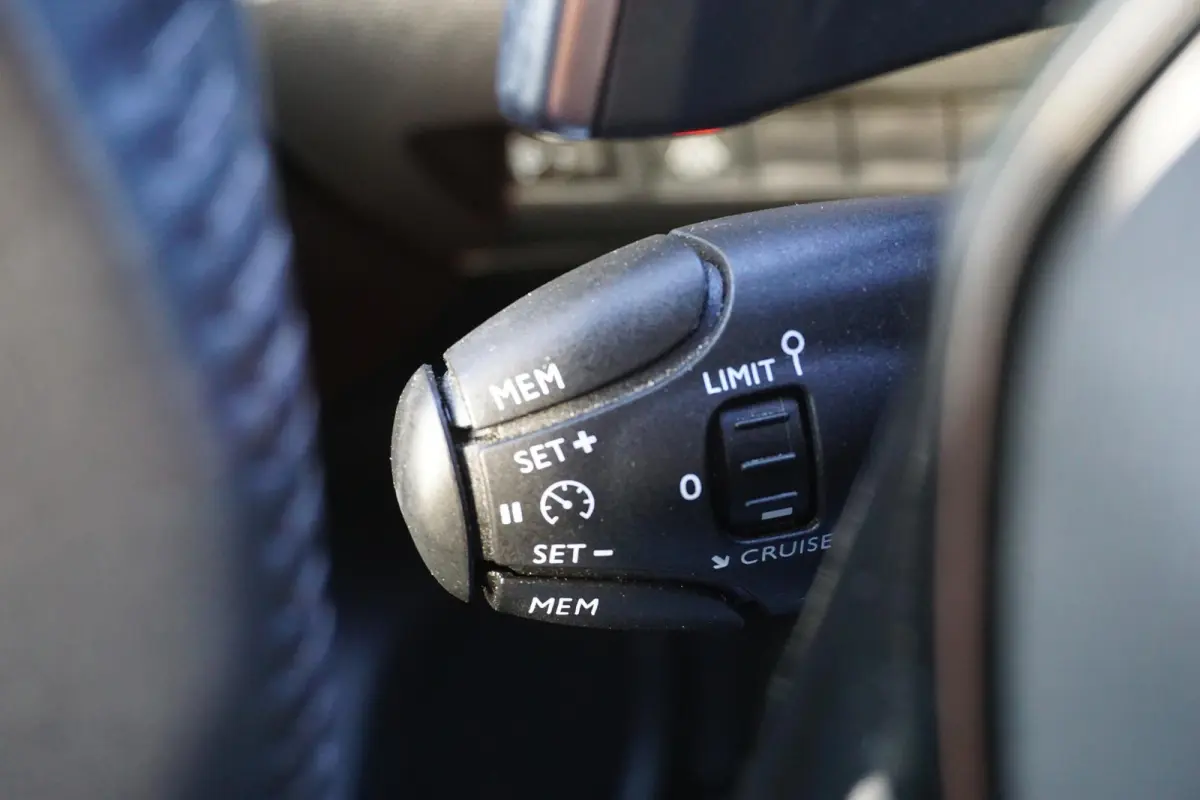 1.2 PureTech Allure Pack in Topstaat |Trekhaak |Camera |Cruise |Carplay |Android auto |LED verlichting |Stoelverwarming |Automaat |Distr. riem is vervangen