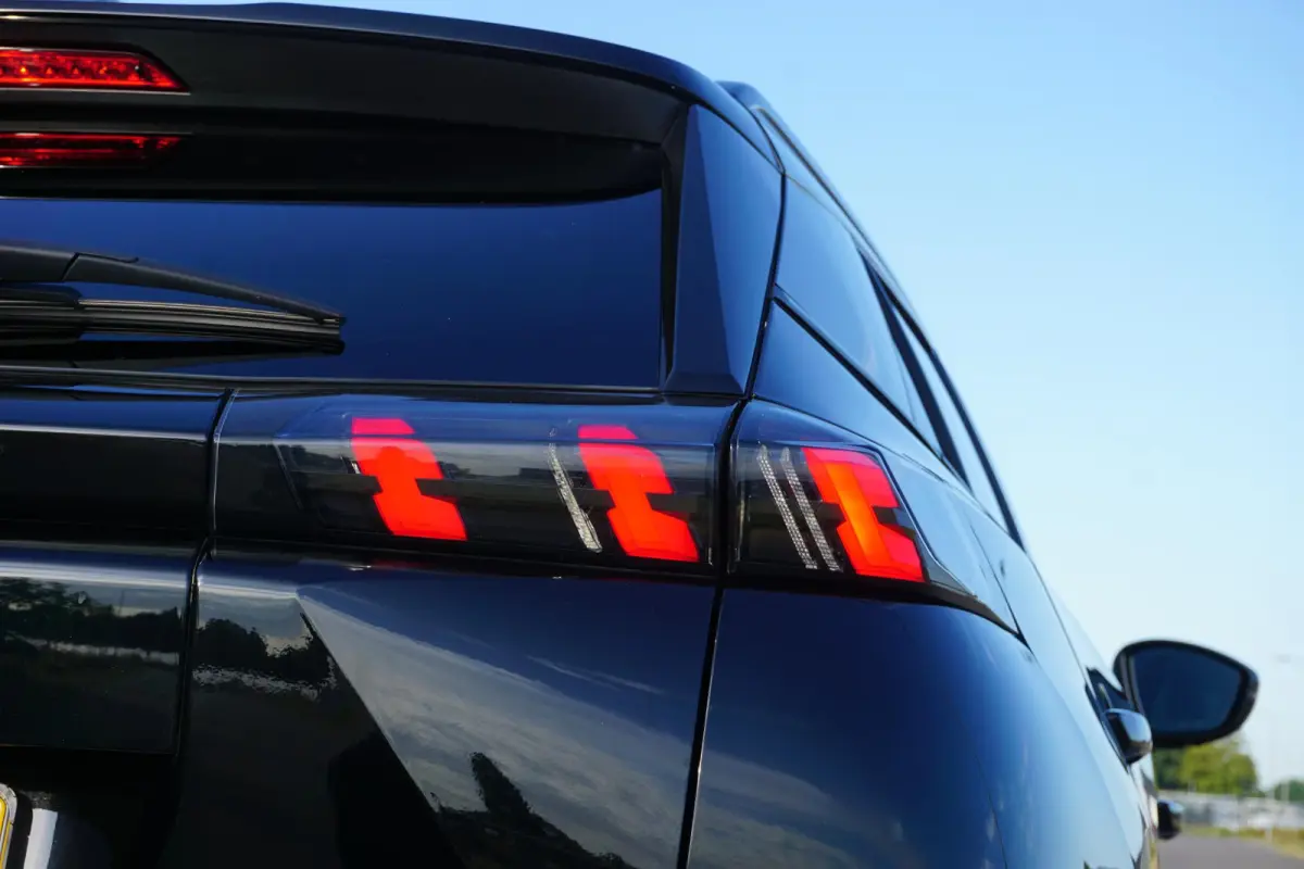 1.2 PureTech Allure Pack in Topstaat |Trekhaak |Camera |Cruise |Carplay |Android auto |LED verlichting |Stoelverwarming |Automaat |Distr. riem is vervangen