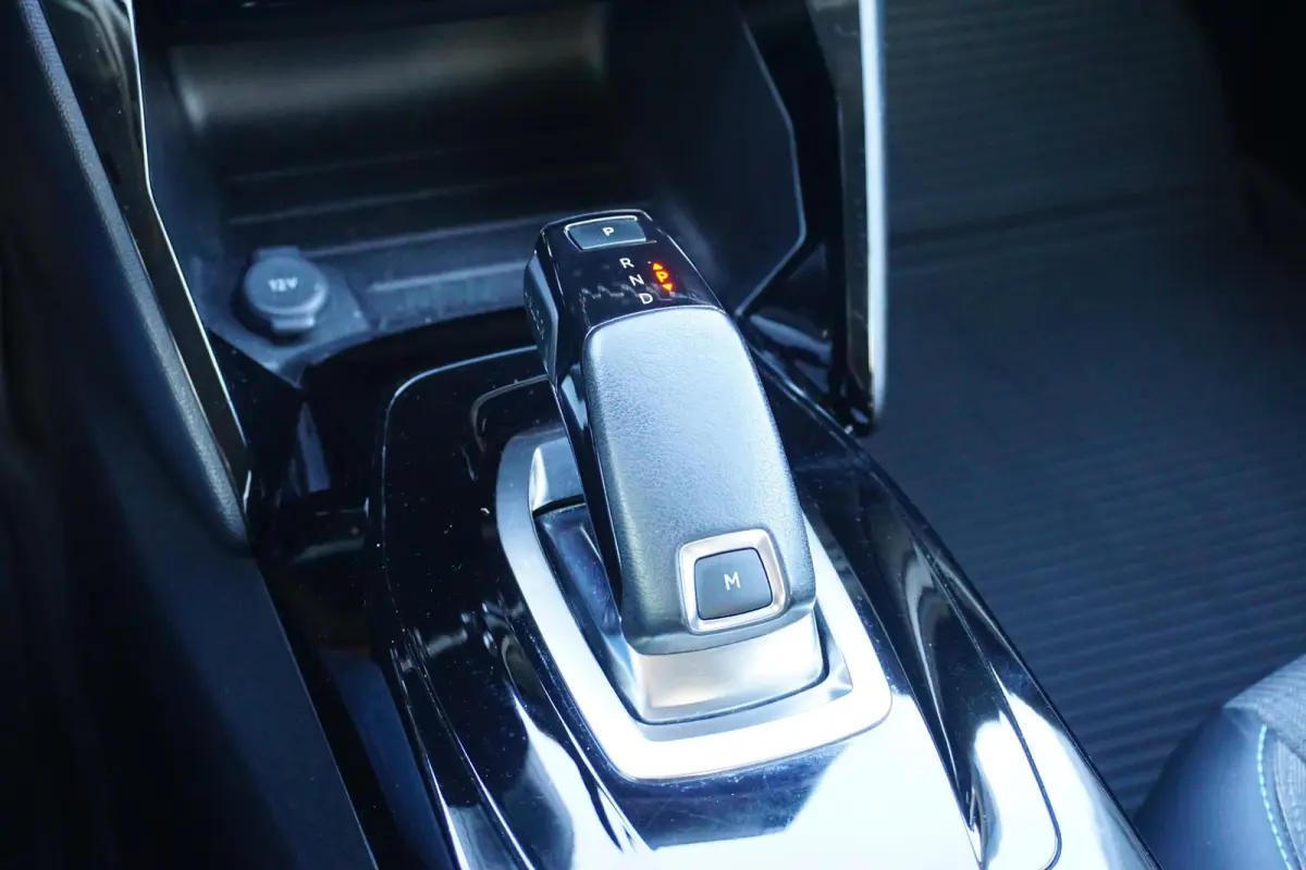 1.2 PureTech Allure Pack in Topstaat |Trekhaak |Camera |Cruise |Carplay |Android auto |LED verlichting |Stoelverwarming |Automaat |Distr. riem is vervangen